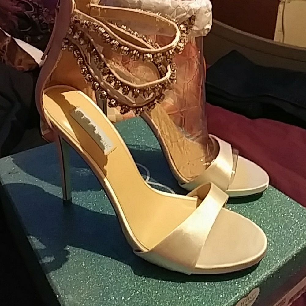 Betsey Johnson satin heel 10